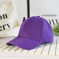 Dettaglio della cucitura a sei pannelli e del bottone superiore di un cappellino viola - Viola