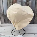 Gros plan détaillé sur l'étiquette faite main du chapeau bob en coton crème pour femme - Réversible / Beige + Kaki