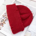 Dettaglio del berretto in maglia rosso acceso con rifiniture strappate in stile urban - Stile di base / Borgogna
