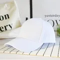 Dettaglio del cappellino da baseball in cotone bianco con struttura a sei pannelli - Bianco