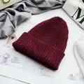 Detaillierte Textur der burgunderroten Strickmütze mit weichem Rippenstrick für den Winter - Verstellbar / Burgunderrot