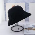 Detalle de un sombrero de pescador en lona negra con costuras reforzadas sobre un soporte - Ajustable / Negro