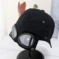Detailansicht der schwarzen Fliegermütze mit integrierter Brille und Metallnieten - M (56-58cm) / Pilotenbrillen-Stil / Schwarz