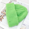 Detalle del gorro de punto verde brillante con efecto desgastado y textura de canalé fino - Verde Aguacate