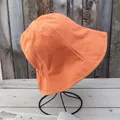 Détail d'un chapeau bob orange montrant les coutures fines à double aiguille sur le bord - Réversible / Orange + Kaki