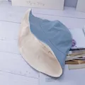 Dettaglio ravvicinato del cappello da pescatore double-face in cotone con cuciture nette - Reversibile / Blu Nebbia