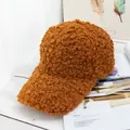 Textura detallada del grueso y cálido forro polar teddy marrón en una gorra de béisbol - Ajustable / Caramelo