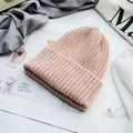 Nahaufnahme der rosa gerippten Strickmütze mit breitem Umschlag auf einem Lifestyle-Magazin - Verstellbar / Rosa