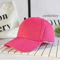 Dettaglio del cappellino da baseball magenta con trama in twill e visiera curva classica - Rosa Rossa