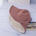 Dettaglio del cappello pescatore reversibile in rosa antico e crema con cuciture curate - Reversibile / Rosa antico
