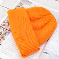 Primer plano de gorro de punto naranja brillante con detalles rotos de estilo urbano - Naranja Brillante