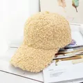 Primer plano de gorra de béisbol de felpa beige en un fondo de estilo de vida elegante - Ajustable / Beige