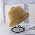 Detalle de sombrero de pescador caqui en soporte con costuras reforzadas en el ala ancha - Ajustable / Caqui