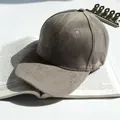 Casquette de baseball en daim gris foncé à six panneaux sur un fond de livre vintage - Gris clair