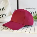 Dettaglio del berretto da baseball in cotone bordeaux con trama twill e design a sei pannelli - Borgogna