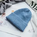 Detailansicht der himmelblauen Strickmütze mit Rippenmuster auf Lifestyle-Hintergrund - Verstellbar / Hellblau