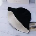 Dettaglio di un cappello da pescatore double-face in cotone con cuciture circolari - Reversibile / Nero