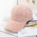 Detalle de una gorra de béisbol rosa de lana de cordero sobre un elegante escritorio blanco - Ajustable / Rosa