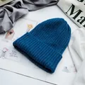 Detail der blauen Strickmütze mit grober Rippstruktur und breitem Umschlag am Rand - Verstellbar / Dunkelblau