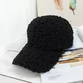 Primer plano de la gorra de béisbol negra con textura gruesa de lana de cordero suave - Ajustable / Negro