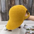 Detalle de gorra de sol tejida en color jengibre con malla transpirable y correa - Ajustable / Amarillo