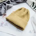 Detailansicht der senfgelben Strickmütze mit Rippenstruktur und dickem Umschlagdesign - Verstellbar / Gelb