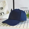 Vista dettagliata del tessuto in tela blu scuro e delle cuciture di un cappello da baseball - Blu navy