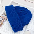 Detalle del gorro de punto azul real con diseño desgastado y textura de lana gruesa - Azul Zafiro
