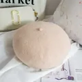 Dettaglio del berretto in lana beige con trama morbida e piccolo pompon sulla parte superiore - Taglia Unica Regolabile / Beige