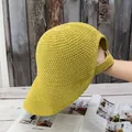 Detalle de gorra de béisbol tejida color jengibre con textura y visera curva para sol - Ajustable / Verde
