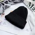 Detailaufnahme der schwarzen Strickmütze mit klassischem Rippmuster und breitem Umschlag - Verstellbar / Schwarz