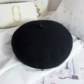 Dettaglio della trama di un classico basco di lana nera con piccolo codino decorativo - Taglia Unica Regolabile / Nero