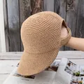 Detalle del sombrero de sol de punto marrón con abertura de coleta y textura tejida - Ajustable / Caqui