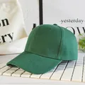 Primo piano dettagliato di un cappello da baseball verde scuro su un espositore pulito - Verde Scuro