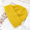 Dettaglio di un berretto in maglia gialla con trama a coste su una rivista di moda - Stile di base / Giallo