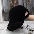 Detalle de gorra de punto negra para coleta con malla transpirable y apertura trasera - Ajustable / Negro