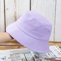 Gros plan sur le chapeau bob en coton lilas montrant les coutures détaillées du bord - Réglable / Violet