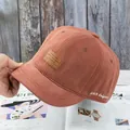 Détail de la casquette vintage orange rouille avec patch cuir et broderie latérale - Réglable / Vieux rose