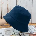 Détail du chapeau bob bleu marine avec coutures parallèles renforcées sur le bord - Réglable / Bleu marine