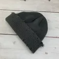 Gorro de punto gris oscuro con detalles desgastados y bordes deshilachados estilo urbano - Gris oscuro