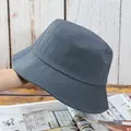 Détail du bord surpiqué et de la texture en toile de ce chapeau bob gris foncé - Réglable / Gris