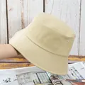 Detalle del sombrero de sol de algodón beige con costuras reforzadas y orificio de aire - Ajustable / Caqui