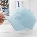 Nahaufnahme der hellblauen Baumwoll-Baseballkappe mit gebogener Krempe und Nähten - Verstellbar / Hellblau