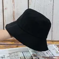 Detalle de costuras paralelas en el ala de un sombrero de sol de algodón negro liso - Ajustable / Negro