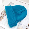 Gorro de punto azul lago con detalles rotos modernos y borde doblado - Verde azulado