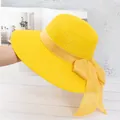 Détail du tissage fin en paille et du grand nœud élégant sur le chapeau de soleil jaune - Réglable / Jaune