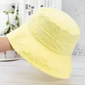 Vista detallada de un sombrero de pescador amarillo claro de algodón con costuras - Ajustable / Amarillo