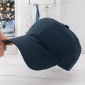 Nahaufnahme einer marineblauen Baseballkappe mit Mehrfachnähten am gebogenen Schirm - Verstellbar / Marineblau
