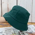 Gros plan du chapeau de soleil vert foncé montrant les coutures et les œillets d'aération - Réglable / Vert Foncé