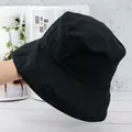 Detalle de gorro de pescador de algodón negro con costuras reforzadas en el ala del gorro - Ajustable / Negro